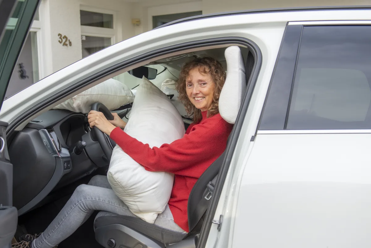 Silvia Hönig startet mit den Testkissen im Auto