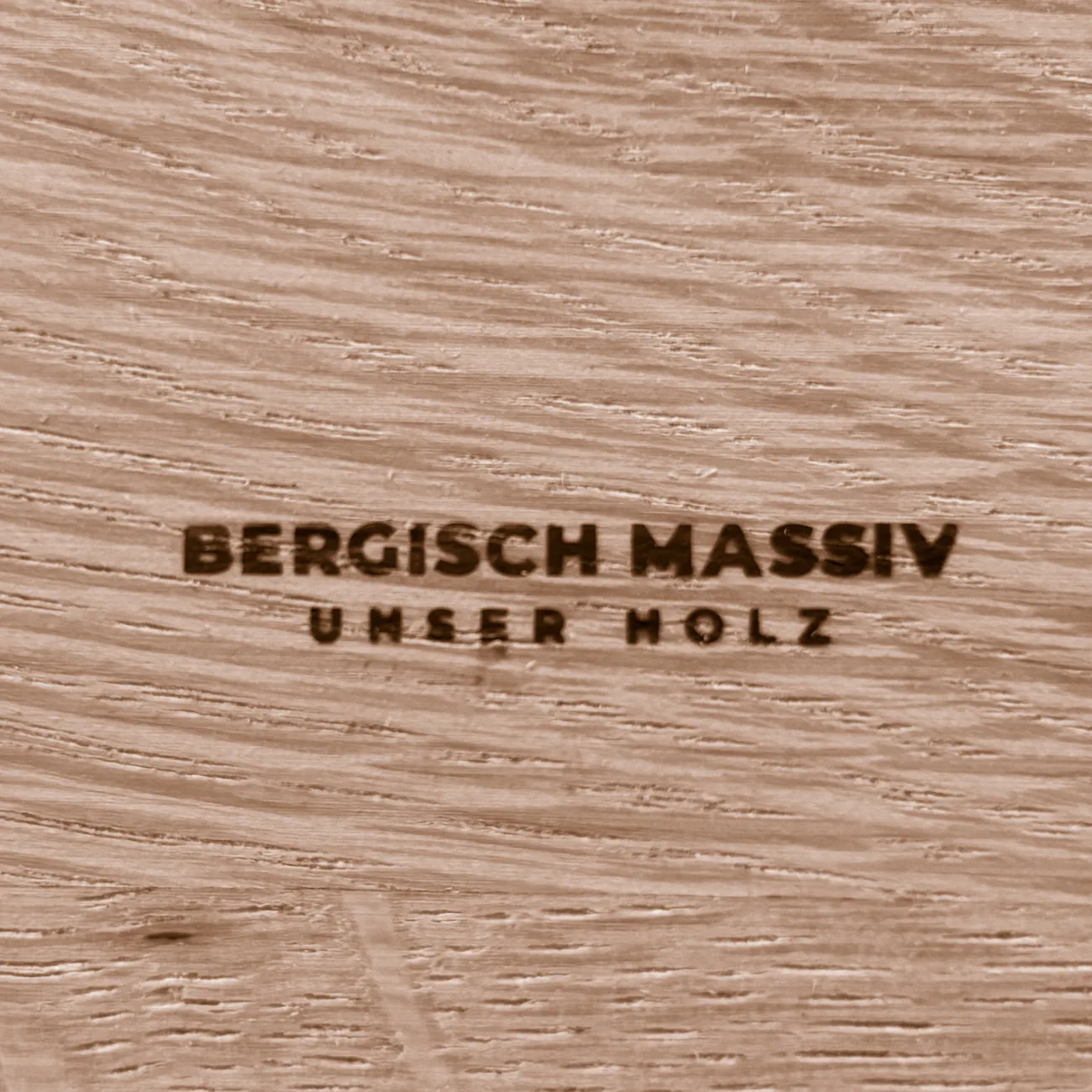 Brandstempel „Bergisch Massiv – Unser Holz“ im Eichenholz
