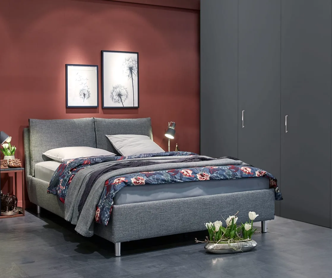 Individuelles Bettgestell – eleganter Bettrahmen mit Kopfteilkissen